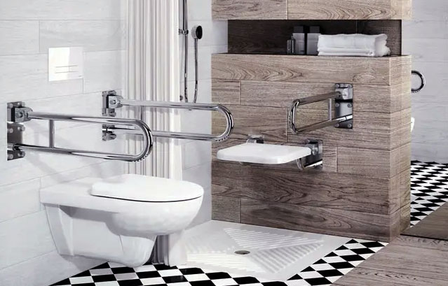 Установка поручней в ванной для поддержки нуждающихся