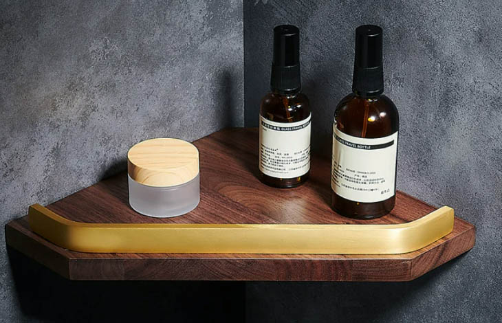 Природа в каждом элементе, угловые полочки из дерева для стильной и функциональной ванной